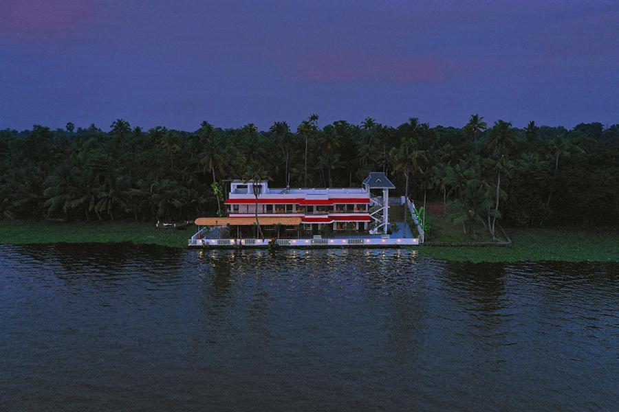 Vembanad Village Backwater Resort アーラップーザ県 エクステリア 写真